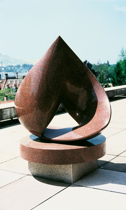 Max Bill: Skulptur aus rötlichem Stein (auf Sockel)